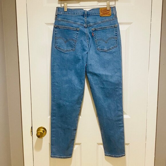 Levi's High Waist Mom Jeans Light Wash With One Blow Out Knee Women's Size 29 - Picture 5 of 5